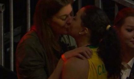 SCENA KOJA JE OBIŠLA SVET! Strastan poljubac brazilske odbojkašice sa devojkom! TO JE UTEHA POSLE DEBAKLA OD SRBIJE! (VIDEO)