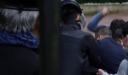 UVUKLI DEMONSTRANTA U DVORIŠTE KONZULATA , PA GA PRETUKLI?! Britanska policija ispituje slučaj, Kina uložila protest!! (VIDEO)