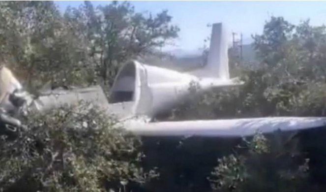 (VIDEO) SRUŠIO SE AVION KOD AUTO-PUTA U GRČKOJ! Letelicom upravljao deda od 80 godina, pokušao da sleti, ali...