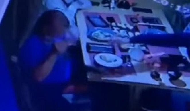 PACOV ČOVEKU SKOČIO NA GLAVU! Užasna scena u poznatom japanskom restoranu (VIDEO)
