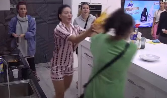 VUKLA JE ZA KOSU PO CELOJ KUHINJI! Maja polila Milicu jajima, Veselinovićka je uhvatila za kiku i "obrisala" pod njom! (VIDEO)
