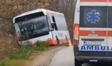 SNIMAK NESREĆE KOD KRAGUJEVCA! Autobus sleteo s puta, Hitna na licu mesta (VIDEO)