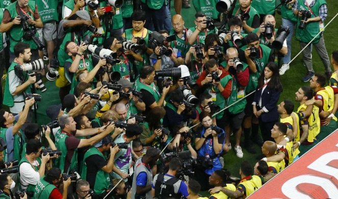 FOTKA KOJA JE OBIŠLA PLANETU! Ovo još nije viđeno! Ronaldo na klupi, a fotoreporteri se umalo potukli zbog njega! (FOTO)