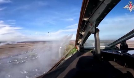(VIDEO) RUSKI "SUHOJI" U NISKOM LETU POKAZALI ŠTA MOGU! Ministarstvo odbrane RF objavilo snimak udara jurišnih aviona na ukrajinska oklopna vozila