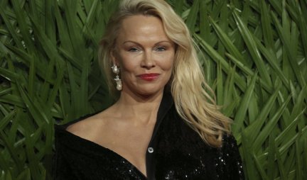 PROLAZE GODINE, ali i OBLINE! Da li se Pamela Anderson ISTOPILA? (FOTO)