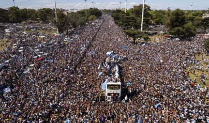 NESTVARNO - ČETIRI MILIONA LJUDI DOČEKALO ARGENTINCE! Proslava PREKINUTA zbog BEZBEDNOSTI! HAOS u Buenos Ajresu! (VIDEO)
