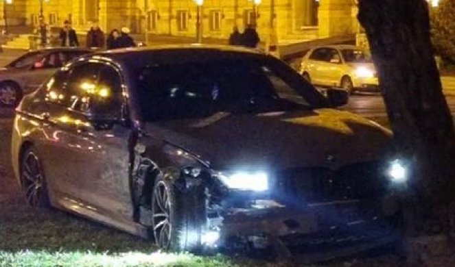 Pijan vozio BMW sa probnom dozvolom! Osamnaestogodišnjak izgubio kontrolu pa se zakucao u metalni stub!