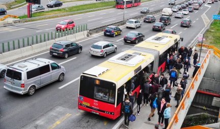 Zapanjuća scena u gradskom prevozu: Muškarac otvorio vrata autobusa, pa iskočio!
