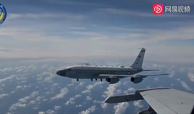 AMERIČKI PILOT SE "ODSEKAO" KADA JE VIDEO KO MU PRILAZI, Vašington odmah digao frku, ali reagovao je i Peking! Obe strane objavile snimke incidenta iznad Južnog kineskog mora (VIDEO)