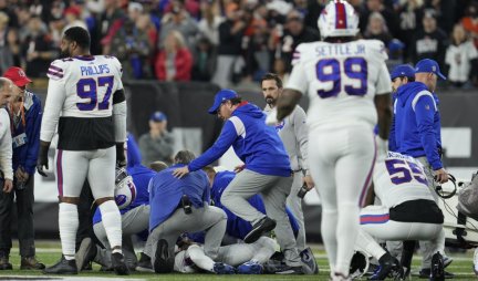 HOROR SCENE U AMERICI! NFL igrač kolabirao na utakmici, u kritičnom stanju prebačen u bolnicu! (FOTO)