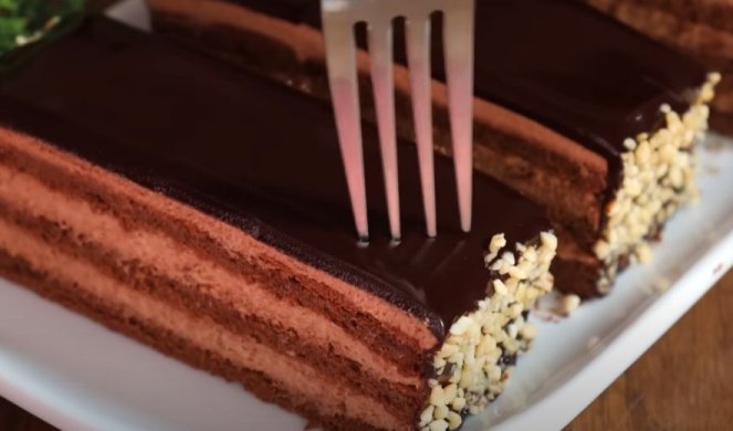 NAJBOLJA ČOKOLADNA TORTA BEZ BRAŠNA! Kremasta i ukusna, a uspeva čak i početnicima (VIDEO)