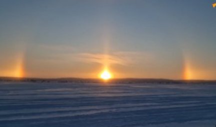 TRI SUNCA NA NEBU IZNAD RUSIJE! Neverovatna pojava snimljena na horizontu sibirskog grada! (VIDEO)