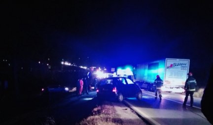 TEŠKA NESREĆA U KRAGUJEVCU: Sudar četiri vozila, policija i hitna na terenu