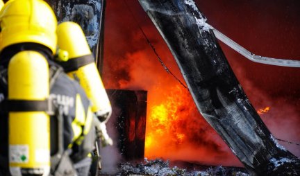 Strašan požar na Dedinju! Zapalio se automobil, vatra se proširila i na zgradu! (VIDEO)