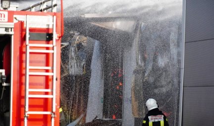 Požar u kampu za migrante u Krnjači! Povređen vatrogasac