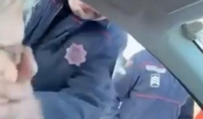 (VIDEO) "SAD BIH MU VILICU SLOMIO" Crnogorski policajci maltretiraju Albanca na graničnom prelazu! Širi se šokantan snimak, oglasili se Albanci, ali i uprava policije