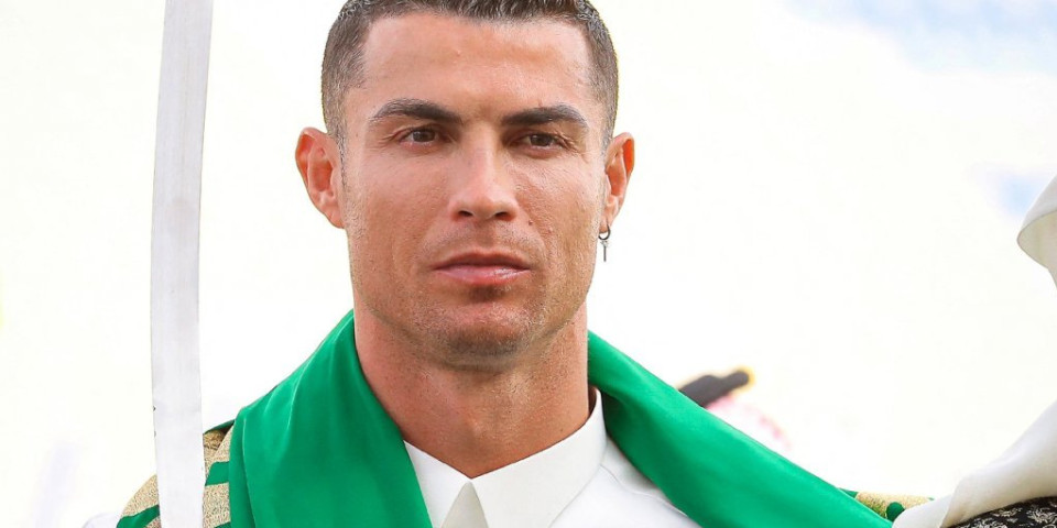 BUDI BOG S NAMA! Ronaldo u gaćama, ali sa detaljem koji ŠOKIRA! Nije prvi put, ali niko na svetu BLAGOG POJMA NEMA zašto to radi! (FOTO)