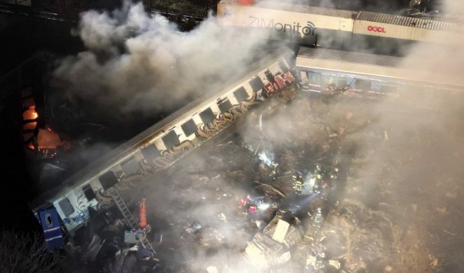 STRAVIČNI PRIZORI NESREĆE U GRČKOJ! U sudaru vozova poginulo najmanje 32 osobe, spasioci zatekli HOROR (FOTO)