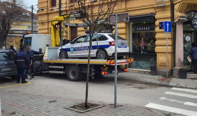NEVIĐENA SCENA! Pauk pokupio automobil policijske patrole, policajci parkirali NA NEDOZVOLJENOM MESTU?! (FOTO)