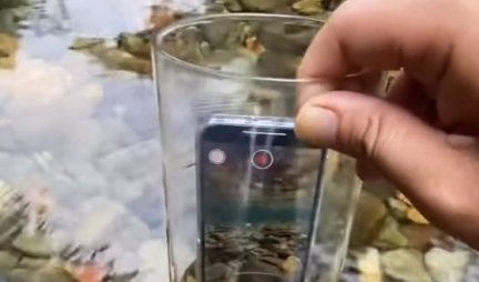 TRIK KOJI ĆE ODUŠEVITI I PROFESIONALCE! Evo kako da napravite snimak pod vodom, bez kvašenja telefona! (VIDEO)