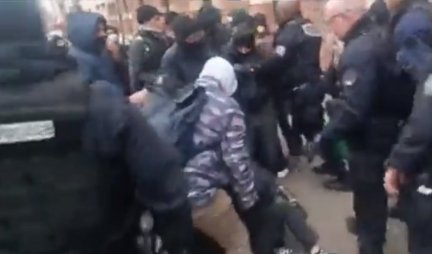 (VIDEO) MAKRONU GORI POD NOGAMA! Demonstranti BLOKIRAJU puteve, policija RASTERUJE narod SUZAVCEM, veliki SUKOBI širom FRANCUSKE!