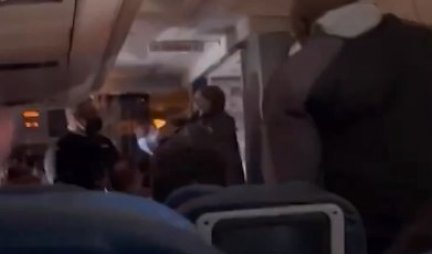 DRŠKOM KAŠIKE POKUŠAO DA UBODE ČLANA POSADE U VRAT, A POTOM OTVORI VRATA AVIONA! Drama na letu za Boston, napadač savladan uz pomoć putnika (VIDEO)