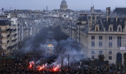HAOS U FRANCUSKOJ SE NASTAVLJA! Protest protiv penzionih reformi uzeo maha! Građanima se pridružili i đubretari, smeće zatrpalo ulice PARIZA (FOTO/VIDEO)