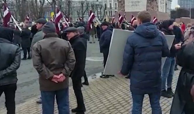 NACIZAM U EVROPI U USPONU? Letonski ESESOVCI prodefilovali centrom grada! Policajci nemo posmatrali povorku (VIDEO)