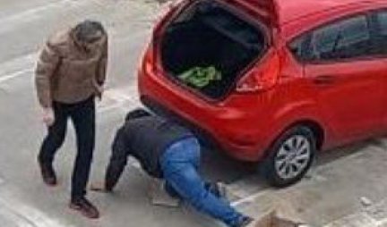 "ZAR TA ULICA NIJE ZATVORENA ZA SAOBRAĆAJ!?" Jedan vozač se malo "zavozao" na Novom Beogradu, morate videti kako je završio u svežem betonu! Nesvakidašnja nezgoda! (FOTO)