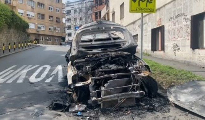(FOTO) DŽIP SUPRUGE ĐORĐA VIŠACKOG IZGOREO NA ZVEZDARI! Požar zahvatio još jedno vozilo, srećom niko nije povređen