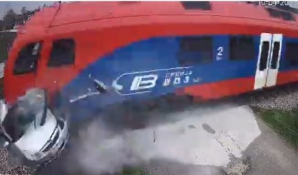 TRENUTAK UŽASA! Voz je udario i gurao automobil još 500 metara, ženi za VOLANOM NIJE BILO SPASA (VIDEO)