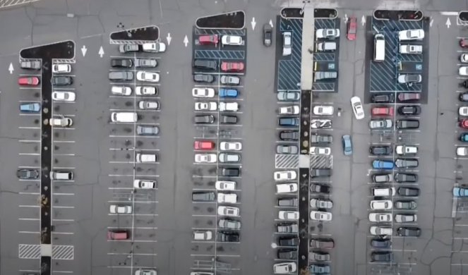Našli prostor za igru u blatu! Parking u Beogradu ima neočekivane posetioce (VIDEO)