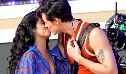 ŠON MENDEZ I KAMILA KABELJO PONOVO ZAJEDNO! Strastveno se ljubili na festivalu, sad uhvaćeni u romantičnoj šetnji! (VIDEO)