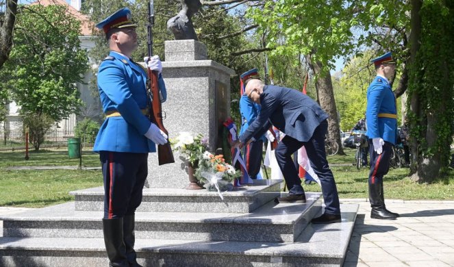 Ministar Vučević položio venac na spomenik palom borcu sa Košara Tiboru Cerni (FOTO)