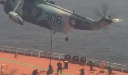 DRAMA U OMANSKOM ZALIVU! Iranski komandosi iz helikoptera iskaču na tanker koji prevozi američku naftu (VIDEO)