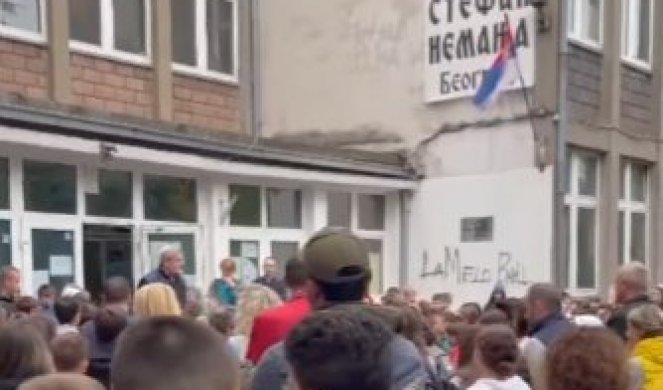 TUGA DO NEBA! Učenici OŠ "Stefan Nemanja" na Senjaku opraštaju se od nastradalih u masakru (VIDEO)