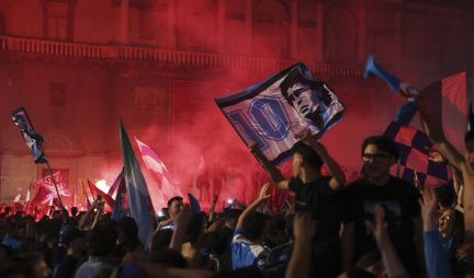 TRAGEDIJA U ITALIJI! Proslava se pretvorila u horor! Ubijen momak, ima i povređenih među navijačima Napolija! (VIDEO/FOTO)