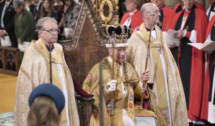 (FOTO, VIDEO) "BOŽE, ČUVAJ KRALJA!" Krunisani Čarls Treći i kraljica Kamila, širom Londona čuju se zvona, istorijski trenutak u Velikoj Britaniji!