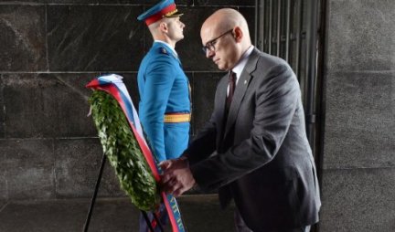 BESMRTNIM HEROJIMA NEKA JE VEČNA SLAVA! Vučević položio venac na Spomenik Neznanom junaku povodom Dana pobede