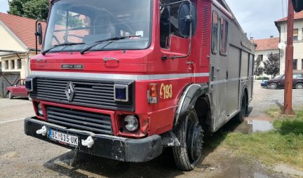 Stravična nesreća kod Bajine Bašte: Dve osobe povređene, intervenisali i vatrogasci