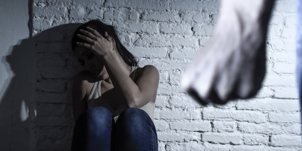 Zadavio trudnu ženu! Jezivo nasilje u porodici u Alibunaru