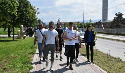 Samo složna Srbija ima nadu: Junaci s Kosova i Metohije dočekani u Aleksincu uz voće i osveženje