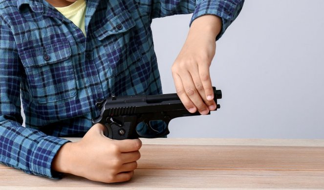 Haos u školi! Učenik pretio profesorki pištoljem, otac ga predao policiji!
