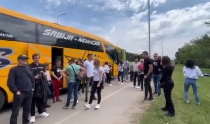 LESKOVAC I KLADOVO SVIM SRCEM UZ PREDSEDNIKA SRBIJE! Uzbuđeni građani krenuli na skup "Srbija nade" (VIDEO)