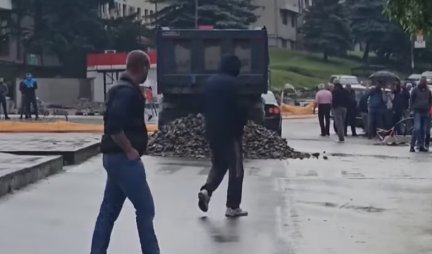 U Leposaviću ispred zgrade opštine građani postavili barikadu (VIDEO)