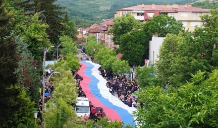 SRBI U ZVEČANU RAZVILI ZASTAVU DUGU 250 METARA! Veličanstven prizor na Kosovu i Metohiji (FOTO+VIDEO)