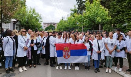 "IZAĐI MALA" ORI SE U ZVEČANU: Srbi pevaju himnu mirnih protesta uz srpsku trobojku (VIDEO)