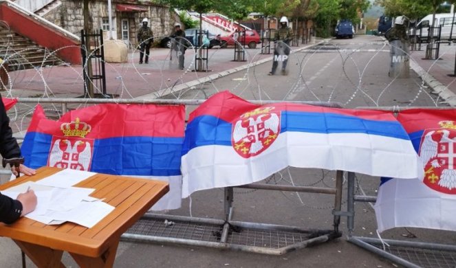 USKRAĆENO IM PRAVO NA RAD! Srbi u Zvečanu ispred bodljikave žice upisuju se na improvizovanoj prijavnici