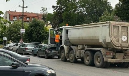 KARAMBOL U VRBASU: Lančani sudar pet automobila i kamiona (FOTO)