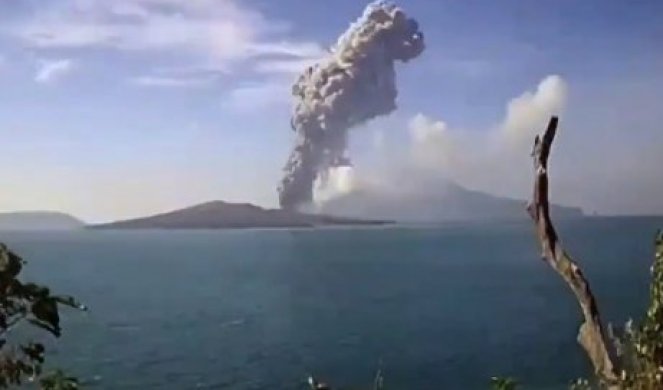 PRORADIO JEDAN OD NAJOPASNIJIH VULKANA NA SVETU! Sedam erupcija na ostrvu u Indoneziji (VIDEO)